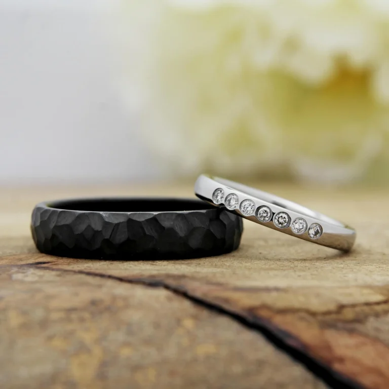 Zakázkové snubní prsteny z leštěné chirurgické oceli s přírodními diamanty 0.105ct a matového titanu s ploškami a černým povlakováním