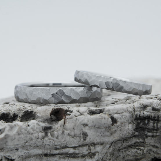 Matné svatební prsteny z strukturované titanu