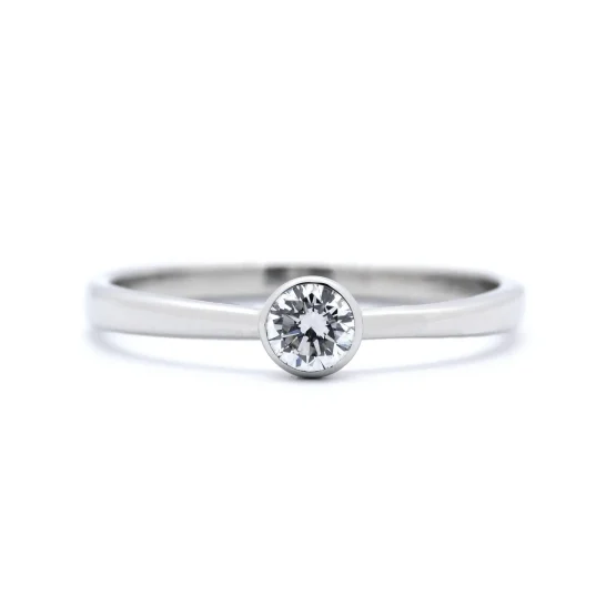 Zásnubní prsten z 14kt. bílého zlata s přírodním diamantem 0.170ct v lesku